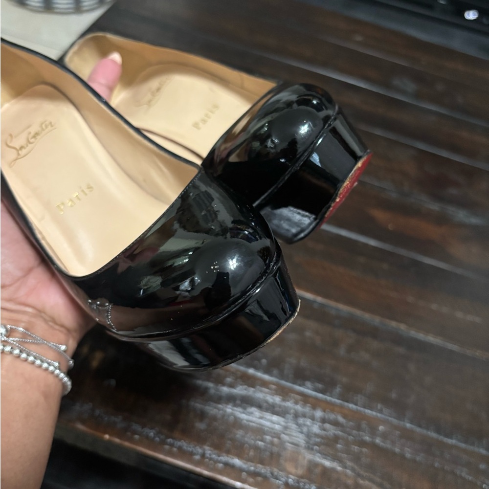 Christian Louboutin Bianca 140 Black Patent leather Pumps!
5” heels, 37.5 - Picture 9 of 9